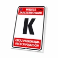 Tabliczka parkingowa: Miejsce zarezerwowane z polem na numer, literę, oznaczenie