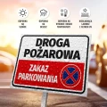 Tabliczka: Droga pożarowa, zakaz parkowania