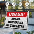 Tabliczka: Uwaga, Brama otwierana na zewnątrz