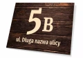 Tabliczka adresowa na budynek: numer domu i nazwa ulicy