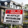 Tabliczka: zakaz parkowania, nie dotyczy mieszkańców wspólnoty