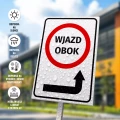 Tabliczka: Wjazd obok, strzałka w prawo