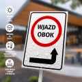 Tabliczka: Wjazd obok, strzałka w prawo