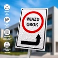 Tabliczka: Wjazd obok, strzałka w prawo