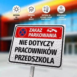 Tabliczka: zakaz parkowania, nie dotyczy pracowników przedszkola