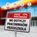 Tabliczka: zakaz parkowania, nie dotyczy pracowników przedszkola