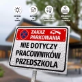 Tabliczka: zakaz parkowania, nie dotyczy pracowników przedszkola