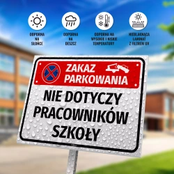 Tabliczka: zakaz parkowania, nie dotyczy pracowników szkoły