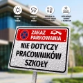 Tabliczka: zakaz parkowania, nie dotyczy pracowników szkoły