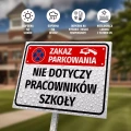 Tabliczka: zakaz parkowania, nie dotyczy pracowników szkoły