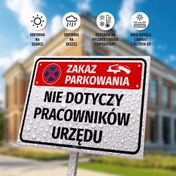 Tabliczka: zakaz parkowania, nie dotyczy pracowników urzędu