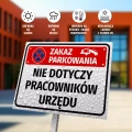 Tabliczka: zakaz parkowania, nie dotyczy pracowników urzędu