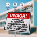Tabliczka parkingowa: Parkowanie na miejscach zarezerwowanych, tylko dla pojazdów z identyfikatorami