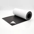 Rolka samoprzylepnej folii magnetycznej z odklejonym narożnikiem białego papieru zabezpieczającego