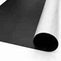 Folia magnetyczna w rolce pokazująca czarną stronę magnetyczną oraz białą warstwę samoprzylepną z klejem