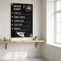 Tablica kredowa z przykładowym nadrukiem menu kawiarni i grafiką filiżanki we wnętrzu