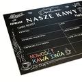 Tablica kredowa z przykładowym nadrukiem menu kawiarni i kolorowym napisem na białym tle w ujęciu z boku