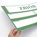 Tabliczka suchościeralna z zielonym nadrukiem pól Zbiór, data i gatunek trzymana w dłoni
