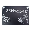 Tabliczka kredowa A4 z napisem Zapraszamy i rysunkiem kwiatów, z metalowymi oczkami do zawieszenia na białym tle