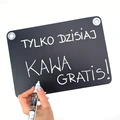 Tabliczka kredowa A4 z napisem Tylko dzisiaj kawa gratis, z dłonią piszącą białym markerem na białym tle