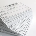 Stos tabliczek suchościeralnych A4 z nadrukiem Karta pojazdu na białym tle