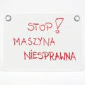 Tabliczka suchościeralna z napisem STOP! MASZYNA NIESPRAWNA, z metalowymi oczkami do zawieszenia na białym tle