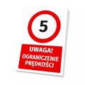 Tabliczka parkingowa z napisem UWAGA! OGRANICZENIE PRĘDKOŚCI i znakiem ograniczenia do 5 km/h na białym tle