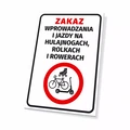 Tabliczka Zakaz wprowadzania i jazdy na hulajnogach, rolkach i rowerach z czerwonym znakiem zakazu