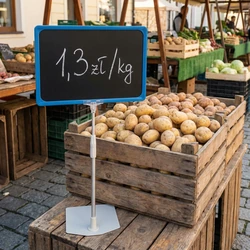 Tabliczka kredowa w niebieskiej ramce na teleskopowym statywie z przykładowym napisem ceny za kilogram