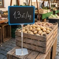 Tabliczka kredowa w niebieskiej ramce na teleskopowym statywie z przykładowym napisem ceny za kilogram