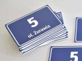 Tabliczka adresowa na budynek: z ulicą, numerem domu