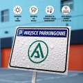 Tabliczka - miejsce parkingowe z logotypem firmy, placówki, instytucji