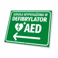 Tabliczka: szkoła wyposażona w defibrylator AED, kierunek w lewo