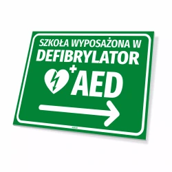 Tabliczka: szkoła wyposażona w defibrylator AED, kierunek w prawo