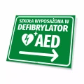 Tabliczka: szkoła wyposażona w defibrylator AED, kierunek w prawo
